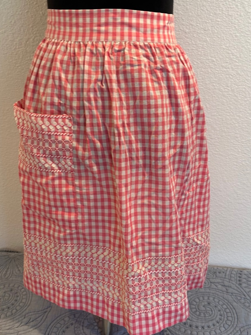 VINTAGE PINK GINGHAM EMBROIDERED APRON - Picture 5 of 6